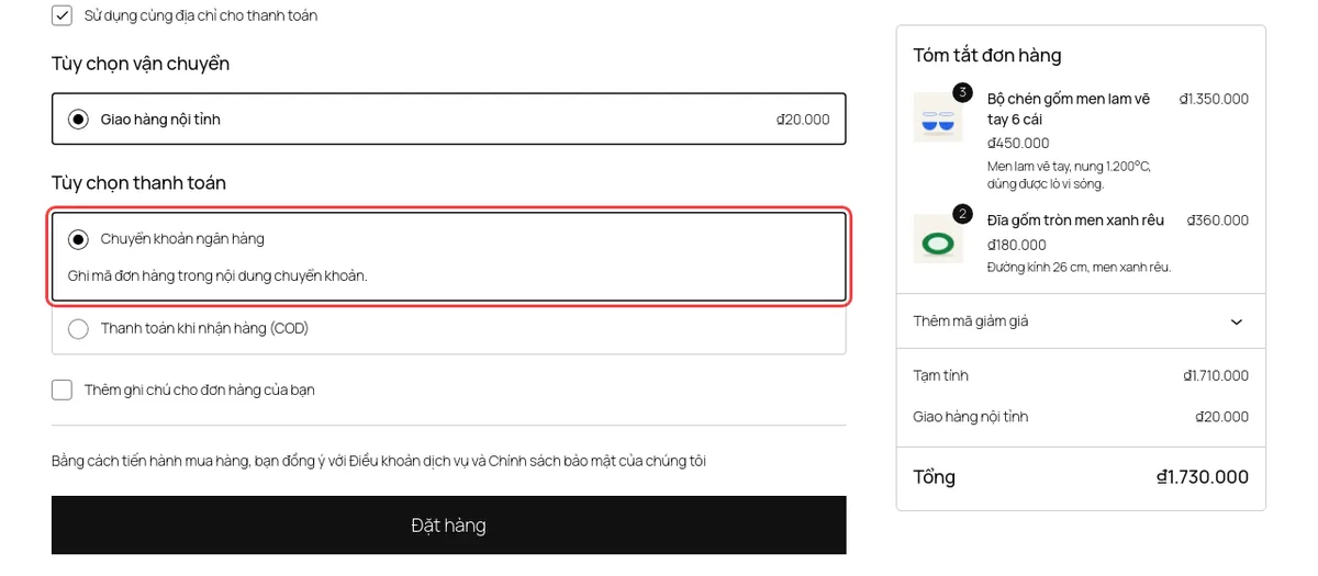 Trang thanh toán WooCommerce trên web thử nghiệm: phương thức Chuyển khoản ngân hàng (khoanh đỏ) kèm hướng dẫn ghi mã đơn.